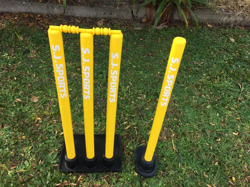 Set of 4 Durable Plastic Stumps with Non-Slip Rubber Base for Stability